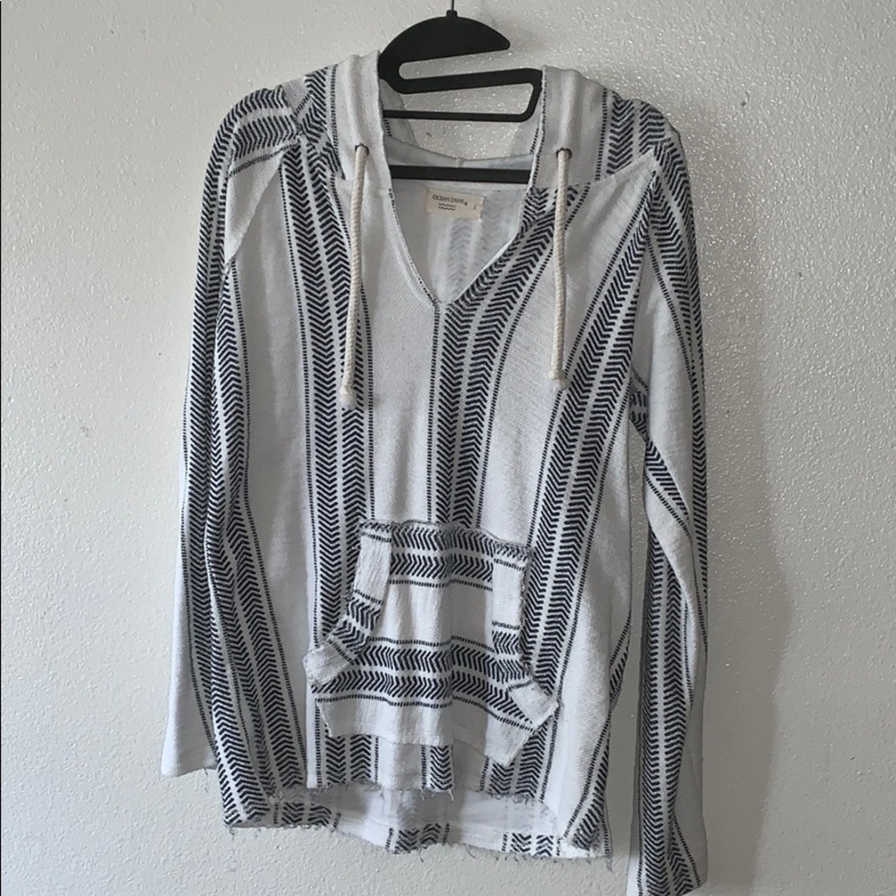 B&W Beachy Pullover